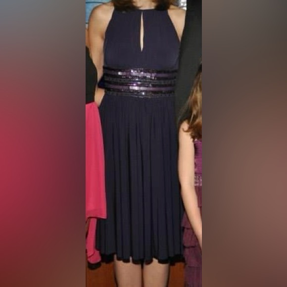 Flowy Keyhole Dress - Picture 4 of 4